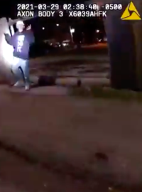 Záběry ukazují chování policiie při zásahu na Adama Toleda