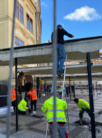 Nelegální zahrádky pod orlojem mizí