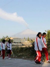 Mexické studentky v San Nicolas de los Ranchos, v pozadí kouřící Popocatépetl