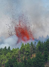 U sopky Cumbre Vieja jde vidět kouř a láva.