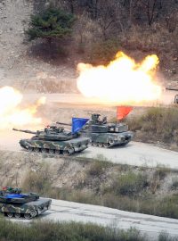 30 kilometrů od demilitarizované zóny proběhlo společné cvičení americké a jihokorejské armády. Součástí byly také ostré střelby z korejských tanků K1A1 a amerických M1A2 Abrams.