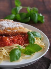 Spaghetti Milanese, to je oficiální název špaget se řízkem a rajčatovou omáčkou