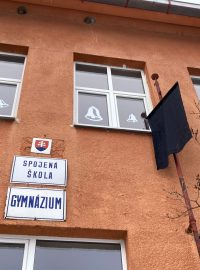 Na budově gymnázia ve Staré Spišské Vsi visí černý prapor