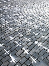 Na 25 tisíc křížů na Staroměstském náměstí, symbolizující jednotlivá úmrtí na onemocnění covid-19.
