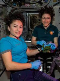 Astronautky Jessica Meierová (vlevo) a Christina Kochová.