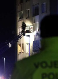 Příslušník vojenské policie sleduje hasičský zásah
