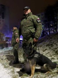 Na místě zasahovali i psovodi vojenské policie.