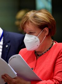 Všichni unijní lídři označují dohodu uzavřenou na summitu za menší či větší úspěch. Za „historickou“ ji považuje například francouzský prezident Emmanuel Macron či německá kancléřka Angela Merkelová