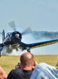 Vought F-4U Corsair Americký stíhací letoun, sloužící převážně ve druhé světové válce a ve válce v Koreji. Vznikl již v roce 1941 jako stíhač pro letadlové lodi, ale potíže s podvozkem způsobily, že se na jejich paluby dostal ve významném počtu až v roce 1944 kdy byla celá konstrukce přestavěna a Corsair dostal nezaměnitelný tvar  křídel do dvojitého W