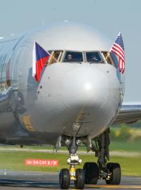 První letadlo na pravidelné lince Praha – Filadelfie americké společnosti American Airlines.