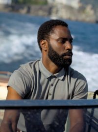 Elizabeth Debicki a John David Washington ve snímku Tenet