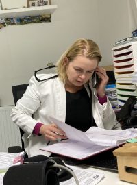 Praktická lékařka Leona Brzáková a sestra Pavla Paličková za jeden den dokázaly naočkovat i 82 pacientů.