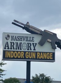 Získání zbraně je v Tennessee extrémně snadné. Potvrdil to i prodavač v obchodě se zbraněmi v Nashvillu