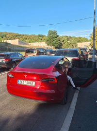 Vím, že tady byl dříve problém s parkováním, ale tohle to skvěle napravilo, myslí si rodič prvňáka