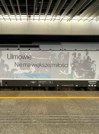 Texty na lokomotivě jsou v polském a anglickém jazyce