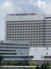 Fakultní nemocnice v Brně přijme v pondělí odpoledne pacienty s nákazou koronavirem