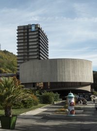 Pohled na hotel Thermal od Nábřeží Jana Palacha.