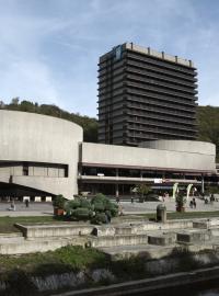 Pohled na hotel Thermal ze zahradní ulice.