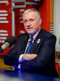 Mirek Topolánek v studiu Radiožurnálu