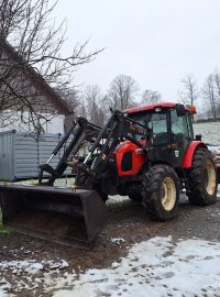 Traktor s pluhem je základní výbavou zimní údržby v Holčovicích