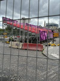 Tribuny na mostech a nábřežích před zahajovacím ceremoniálem na řece Seině