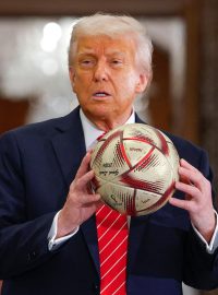 Americký prezident Donald Trump s fotbalovým míčem při návštěvě Kataru v květnu 2025
