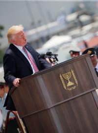 Americký prezident Donald Trump na počátku své návštěvy Izraele. Po jeho boku izraelský premiér Benjamin Netanjahu.