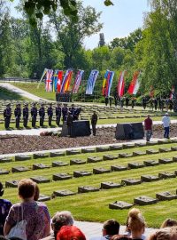 Na Národním hřbitově v Terezíně si lidé připomínají památku obětí nacistické perzekuce