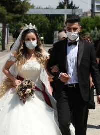 Vláda 4. září rozhodla o omezení všech svatebních obřadů, zásnub a oslav obřízky maximálně na jednu hodinu a zakázala tanec a podávání pokrmů.