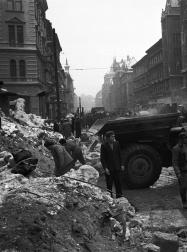 Uklízení po bojích v Maďarsku v roce 1956.