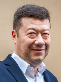 Vlevo Tomio Okamura (SPD), vpravo Hayato Okamura (KDU-ČSL)