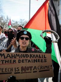 Demonstranti podpořili Mahmúda Chalíla před budovou soudu v New Jersey