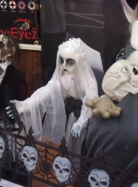 V Anglii téměř v každé výloze na vás vybafnou strašidla