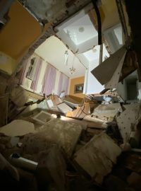 Záchranáři, hasiči i policisté zasahují v Čeladné na Frýdecko-Místecku, kde se propadl strop v Hotelu Zámeček
