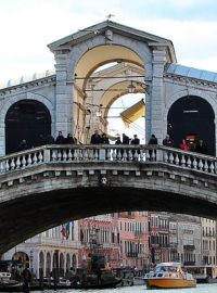 Benátský most Ponte di Rialto, u kterého si turisté vařili kávu.