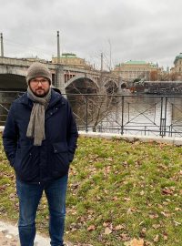 Violista Adam Pechočiak, který se kryl před palbou střelce z Filozofické fakulty