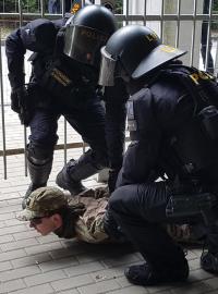 Policejní cvičení v jablonecké střelnici.