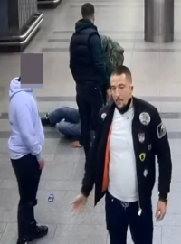 Policie pátrá po dvou útočnících, kteří v dubnu napadli muže v metru