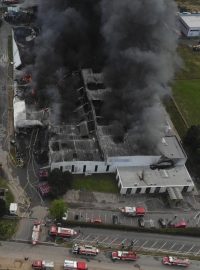 Požár průmyslové haly u Žebráku na Berounsku si vyžádal vyhlášení zvláštního stupně požárního poplachu