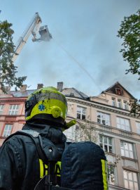 Střecha českotěšínské školy vzplála ve středu, hasiči ji stále dohašují