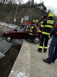 Do příjezdu hasičů auto zajistil lanem jiný projíždějící řidič