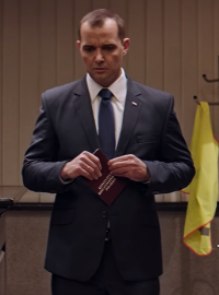 Vlevo prezident Andrzej Duda, vpravo jeho seriálová podoba, kterou ztvárnil herec Paweł Koślik