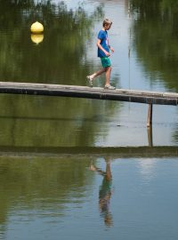 Lidé se vrhli k vodě ...