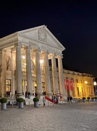 Vstup do lázeňského  domu s římským pojmenováním původní osady Aquae Mattiacorum. Zahrnuje divadelní a koncertní sál, casino a restauraci Benner&#039;s