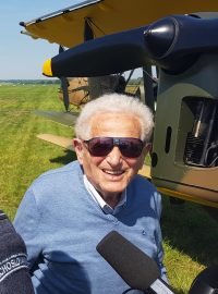 Do letounu Tiger Moth, se kterým kdysi létal, znovu usedl 75letý Tomáš Lom z 311. perutě RAF.  Je jedním z posledních žijících vojáků této perutě. Tiger Moth byl letoun využívaný pro výcvik.