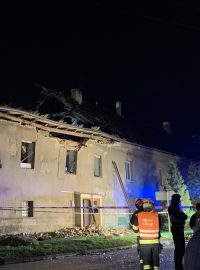 Hasiči museli evakuovat 20 lidí, objekt prohledávají psi