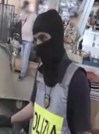 Italská policie při zásahu proti extremistům.