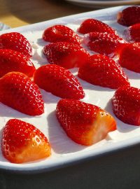 Vzhledem k přicházející sezoně se hodí dozdobit Tres leches dort čerstvými jahodami