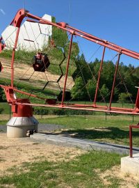 Uvnitř jsou duté, na jedné straně je zrcadlo, které je složené z menších šestiúhelných malých zrcadel, ve špičce na druhé straně je pak kamera