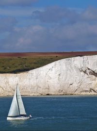 Ikonické Bílé útesy doverské, které jsou jedním ze symbolů Velké Británie